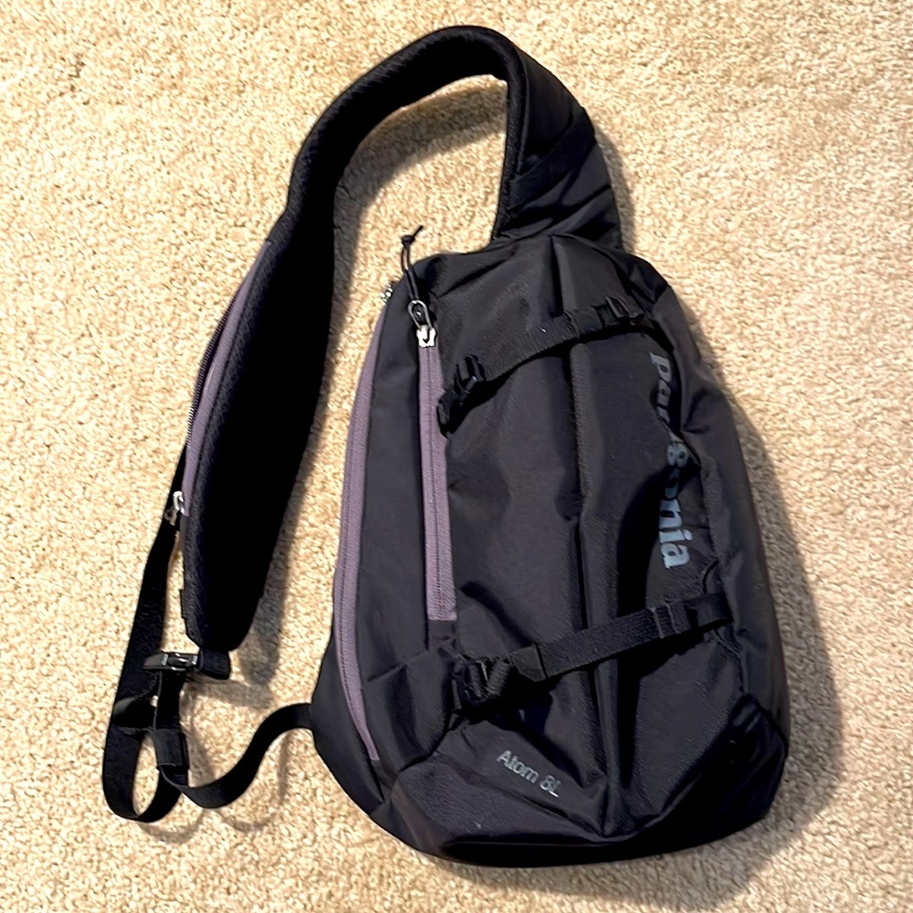 Patagonia atom 8L sling like new!